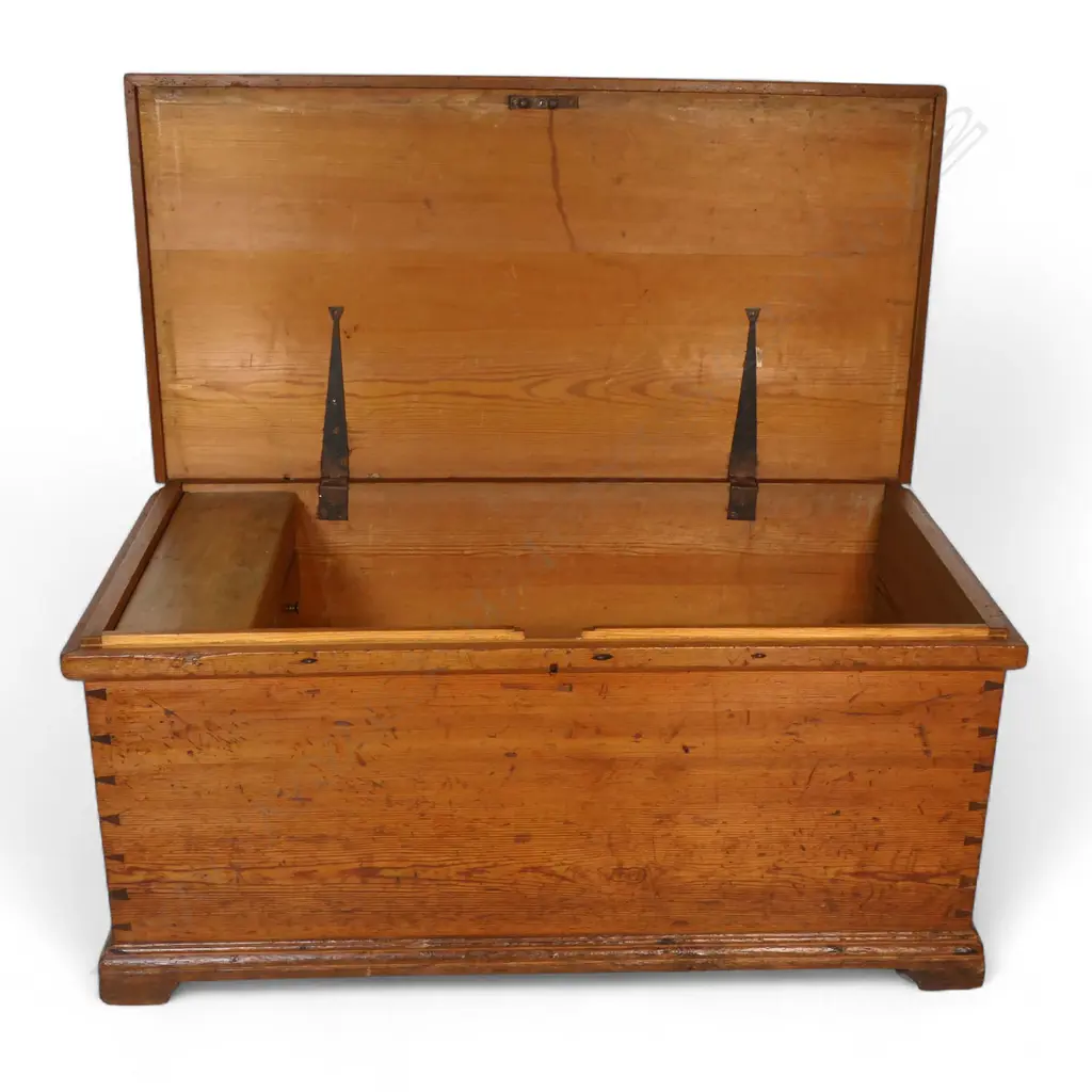 A Victorian pine storage trunk, Image 1++